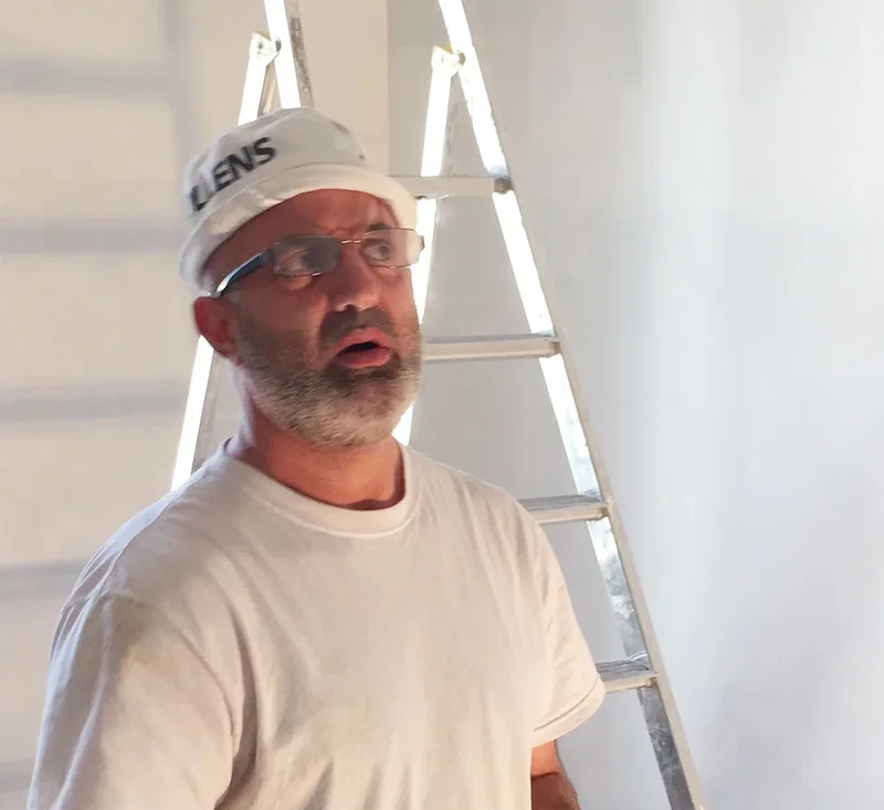 Peintre devant une échelle dans un intérieur